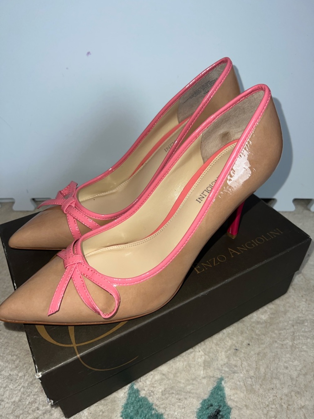 NEW Enzo Angiolini Tan Pumps with Pink Trim and Bow